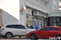 Новости » Общество: В центре Керчи машину изымали с милицией, охраной и скорой помощью (фото)