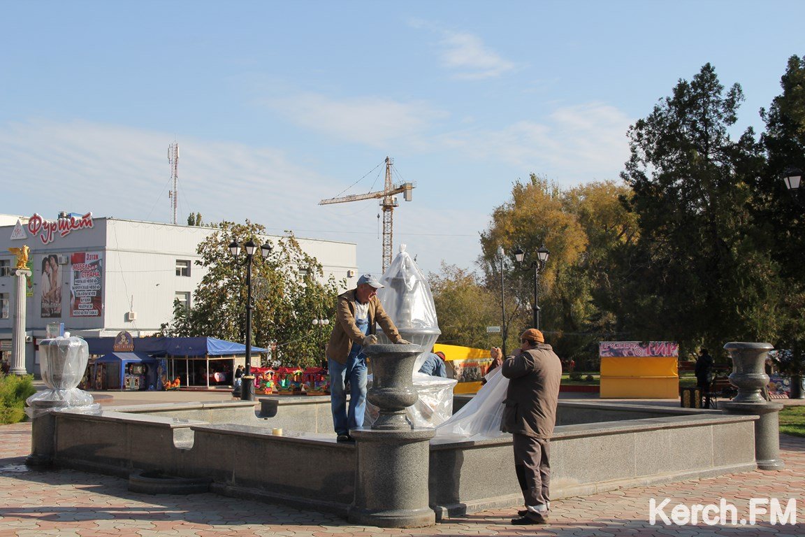 Колонка керчь. Парк Скассиев фонтан Керчь. Фонтан возле театра Пушкина Керчь. Керчь театр Пушкина фонтан. Старые фонтаны в Керчи.