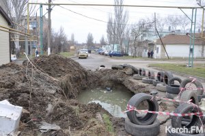 Новости » Коммуналка: На проезжей части в Керчи водоканал оставил огромную яму