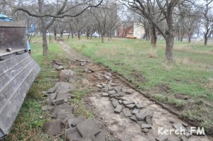 Новости » Общество: В одном районе Керчи разбирают плитку - в другом её же укладывают