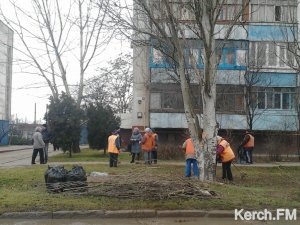 Новости » Коммуналка: В районе АТС в Керчи коммунальщики наводят порядок