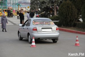 Новости » Криминал и ЧП: В центре Керчи легковушка задним ходом сбила пешехода