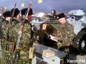 Новости » Общество: В честь нового года военные Керчи прошли торжественным маршем