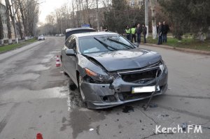 Новости » Криминал и ЧП: В Керчи столкнулись две иномарки (обновлено)