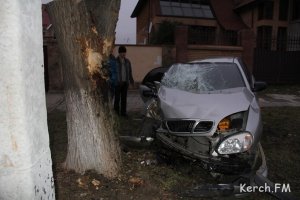 Новости » Криминал и ЧП: В Керчи Ланос врезался в дерево, пассажир в коме