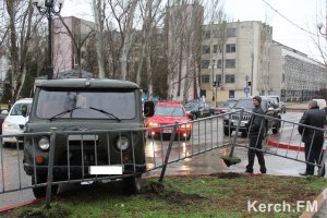 Новости » Криминал и ЧП: В центре Керчи УАЗ снес забор