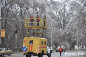 Новости » Коммуналка: В Керчи с троллейбусных линий лед сбивают палками (видео)