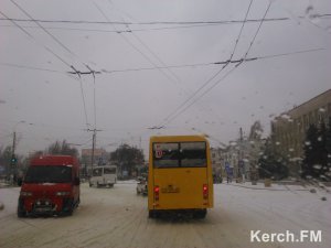 Новости » Общество: В Керчи - на дорогах гололед. Будьте осторожны!