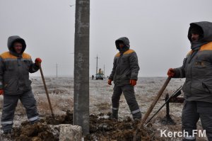 Новости » Коммуналка: Энергетики Керчи устраняют обрывы линий электропередач