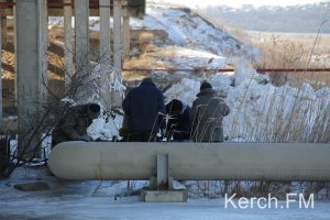 Новости » Коммуналка: В Керчи в лютый мороз устраняют большой порыв водовода