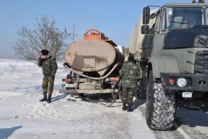 Новости » Криминал и ЧП » Общество: Керченские морпехи спасли из снежного плена автобус и машины в Курортном