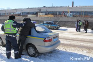 Новости » Криминал и ЧП: Мужчина пытался спрятать наркотики от ГАИ в маршрутке (фото, видео)