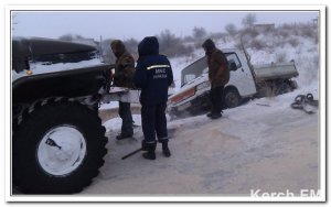 Новости » Общество: Спасатели Керчи мужественно боролись с непогодой (фото)