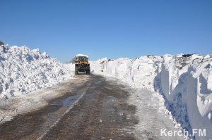 Новости » Коммуналка: Энергетики работали под Керчью в сложных погодных условиях (фото)