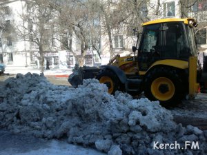 Новости » Коммуналка: Водоканал Керчи чистит заледенелую после порыва дорогу (фото, видео)