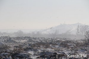 Новости » Криминал и ЧП: В Керчи, несмотря на снег и мороз, горит городская свалка (видео)