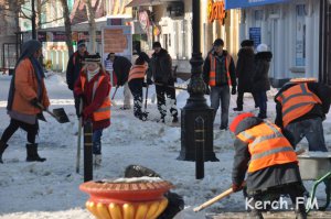 Новости » Коммуналка: В Керчи около 15 человек чистят улицу Ленина от снега