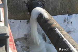 Новости » Коммуналка: Вода из трубы на улицу Кирова стекает в реку Мелек-Чесме