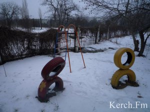 Новости » Коммуналка: В Керчи вода течет по территории детского сада