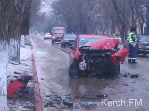 Новости » Криминал и ЧП: В Керчи иномарка врезалась в дерево, а затем в другое авто