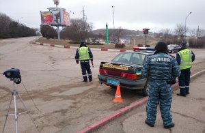 Новости » Общество: Въезд в Керчь охраняют автоматчики