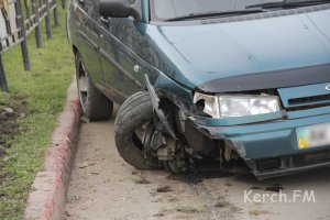 Новости » Криминал и ЧП: В Керчи автомобиль врезался в ограждение, водитель скрылся