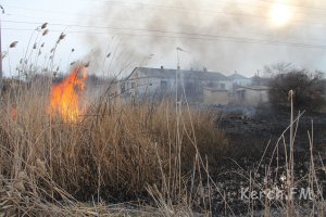 Новости » Криминал и ЧП: Пожарные спасли гаражный кооператив от огня