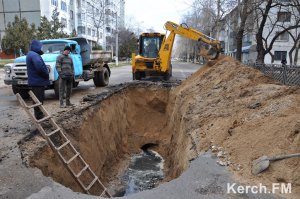 Новости » Криминал и ЧП: В Керчи снова провалился асфальт,  дорога на Горького перекрыта