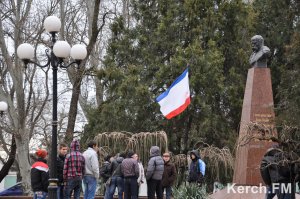 Новости » Криминал и ЧП » Общество: У памятника Шевченко в Керчи установили флаг Крыма