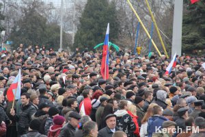 Новости » Общество: В Керчи на площади Ленина проходит митинг за Россию (обновляется)