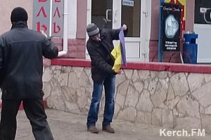 Новости » Криминал и ЧП: В центре Керчи сожгли украинский флаг (видео)