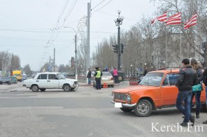 Новости » Криминал и ЧП: Из-за неработающего светофора в Керчи - авария из четырех машин