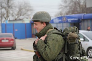 Новости » Общество: Военные России покидают паромную переправу Керчи (фото, видео)