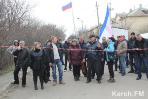 Новости » Политика: Возле воинской части в Керчи чуть не подрались местные жители