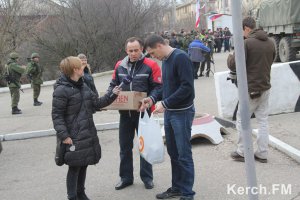 Новости » Общество: Керчане привезли украинским морпехам продукты питания