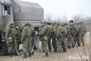 Новости » Криминал и ЧП: Российский спецназ требует у военных Керчи сдать оружие