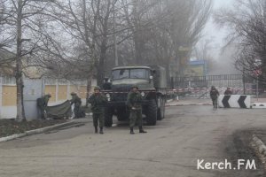 Новости » Общество: Керченские морпехи устраивают концерт перед частью