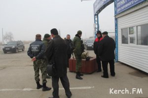 Новости » Общество: Паромную переправу Керчи контролируют вооруженные люди