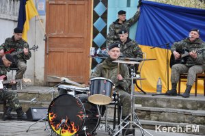 Новости » Общество: Керченские морпехи устроили в части концерт