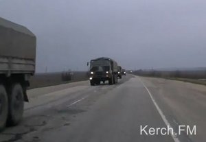 Новости » Общество: Военная техника движется по трассе Керчь - Симферополь (видео)