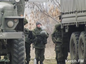 Новости » Общество: Через Керченскую переправу в Крым въезжают российские военные машины (видео)