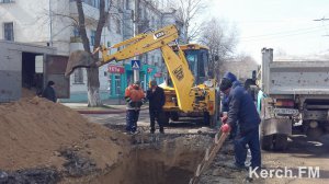 Новости » Коммуналка: В Керчи снова провалилась дорога на Горького, идет ремонт