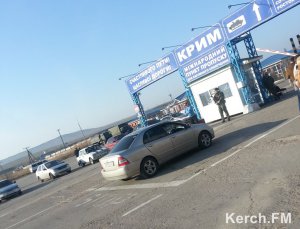 Новости » Общество: На переправе в Керчи автомобили досматривают вооруженные люди