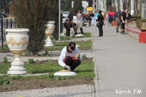 Новости » Общество: На морвокзале Керчи красят бордюры и сажают цветы