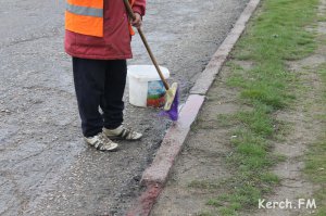 Новости » Общество: В Керчи под дождем моют бордюры