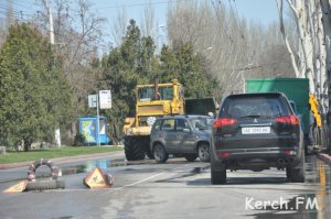 Новости » Коммуналка: Движение транспорта по Кирова затруднено из-за ремонта водовода