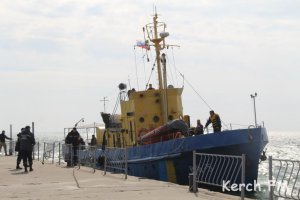 Новости » Общество: Керченский морской отряд сменил флаги на судне и катере