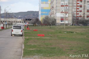 Новости » Общество: В Керчи на ул. Ворошилова устанавливают столики для отдыха