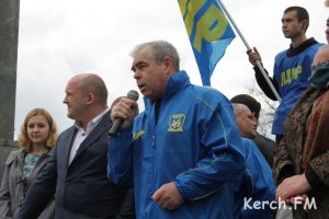 Новости » Общество » Политика: В Керчи на митинге разделились мнения партий по отставке Осадчего