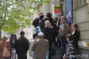 Новости » Общество: В Керчи большая очередь у банка ЧБРР